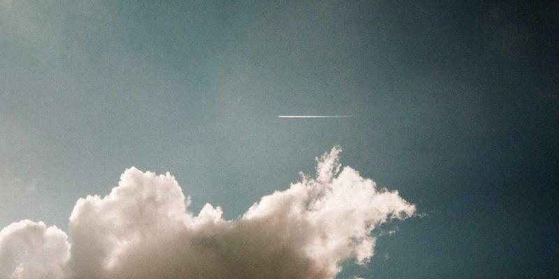 健身器材新视角：从网球拍、篮球到登山杖，深度解析碳纤维与铝合金的减震耐用之战