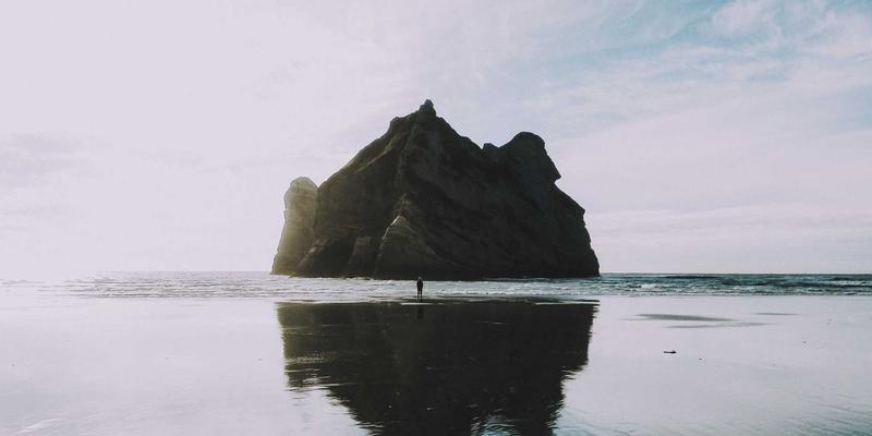 攀岩鞋选购与磨合指南：从入门平底到进阶弯型，全面提升岩壁触感与发力效率