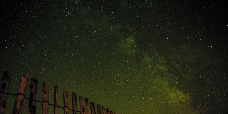 滑雪镜选购终极指南：从球面柱面镜片到防雾技术，专业解析如何选择运动装备