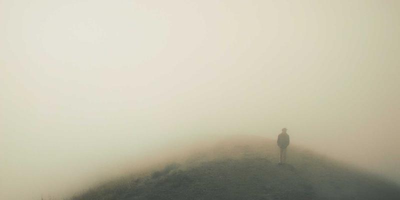 羽毛球运动装备新宠：科学解析运动压缩衣的真实功效