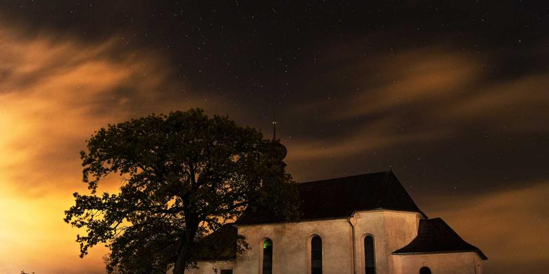 足球与羽毛球爱好者必读：解密冲锋衣防水指数（如5000mm）与透气指数的运动装备选择